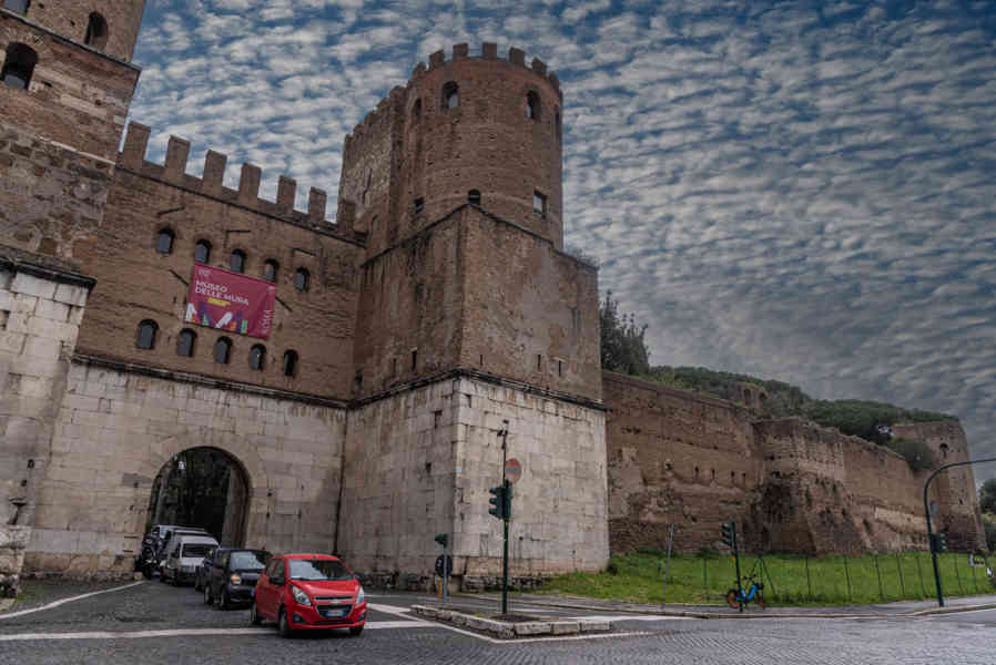 280 - Italia - Roma - Puerta de San Sebastián y murallas Aurelianas.jpg